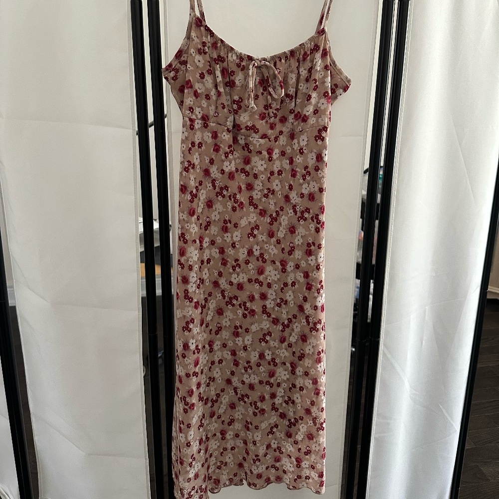 🌸 Floral Midi Dress – Soft & Feminine